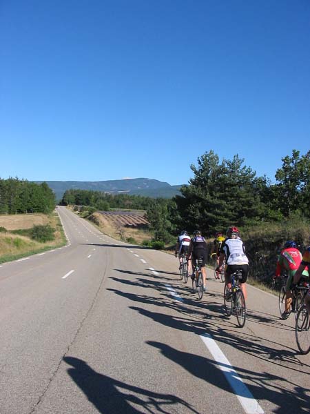 Der kleine weie Punkt in der Bildmitte ist der Mont Ventoux