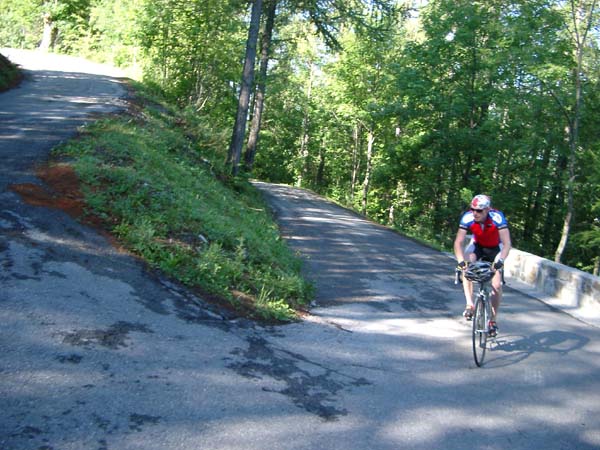 Unterer Teil des Col des Champs. Enge Strae, viel Schatten, wenig Verkehr.