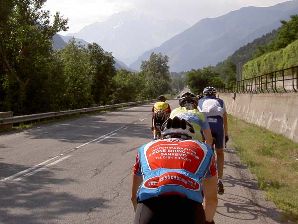 Aostatal in Richtung Courmayuer. Im Hintergrund der Mont Blanc.